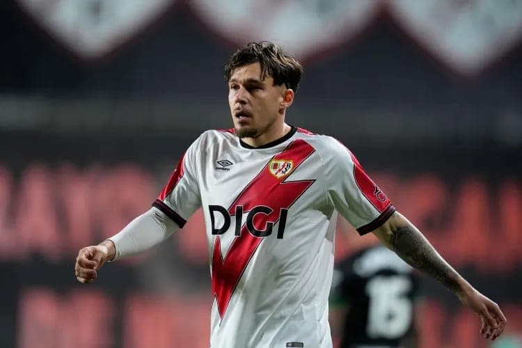 Barcelona volta a mirar Rațiu, lateral do Rayo Vallecano com multa de 25 milhões de euros
