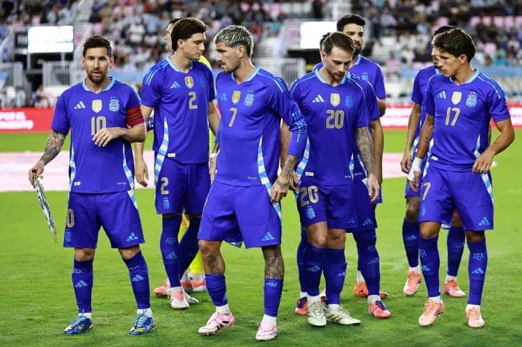 Argentina divulga pré-lista para a Copa do Mundo com Messi, Enzo e Garnacho
